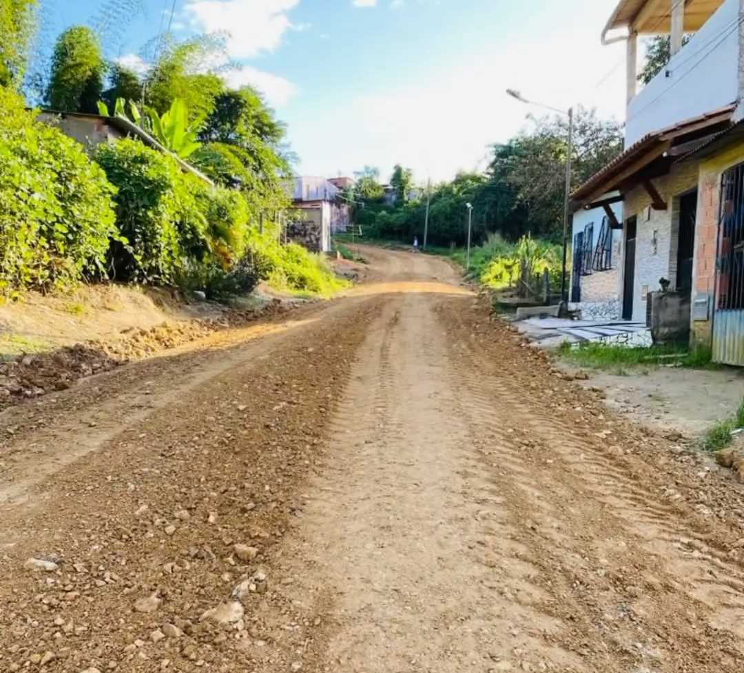 Camacã: A Prefeitura segue com recuperação de ruas e intensifica serviços de cascalhamento.

